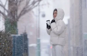 free-photo-of-cozy-winter-day-with-hot-drink-outdoors